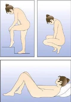 Tre disegni che raffigurano una donna in tre posizioni: in piedi con una gamba su un rialzo, accovacciata e sdraiata supina con le gambe flesse