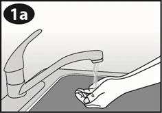 Manos colocadas bajo un grifo que emite un chorro de agua para lavar cuidadosamente las manos en el lavabo, esquema instructivo marcado con el número 1a