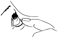 Primer plano del ojo humano, donde el dedo índice tira suavemente del párpado inferior hacia abajo, mostrando el interior del ojo y las pestañas