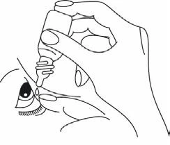 Mano sosteniendo un pequeño frasco de gotas y aplicando el líquido directamente en el ojo de una persona, en una vista cercana de perfil