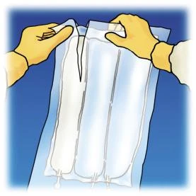 Dos manos con guantes amarillos desgarran un envase transparente del que sobresalen tres viales blancos con medicamento sobre un fondo azul