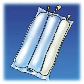 Bolsa médica transparente con dos cámaras azules y una blanca sobre fondo azul oscuro, con tres válvulas en la parte superior