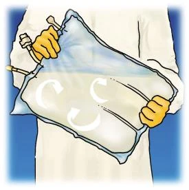 Una persona con bata blanca sostiene horizontalmente una bolsa con líquido médico realizando movimientos giratorios indicados por dos flechas blancas