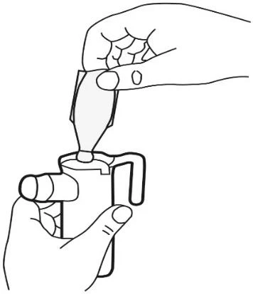 Una mano tiene la parte superiore del dispositivo, mentre l'altra mano stabilizza la parte inferiore, preparando il medicinale per la somministrazione o l'uso