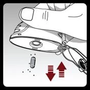 Mano che impugna un dispositivo medico bianco dal quale cade una capsula, con frecce rosse dirette verso l'alto e verso il basso accanto ad essa
