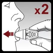 Profilo di una persona con la bocca aperta, a cui una mano avvicina un inalatore bianco, con accanto una scritta rossa 'x2' e una freccia che indica la direzione del movimento