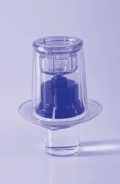 Frasco médico de vidrio transparente con tapón azul y cuello ancho sobre un fondo claro uniforme