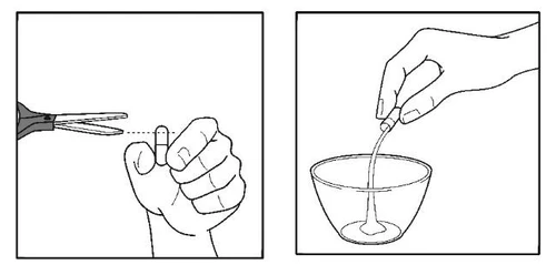 La mano sinistra tiene una capsula accanto alle forbici, mentre la mano destra ne versa il contenuto in una ciotola di vetro