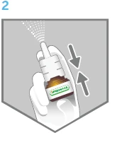 Mano con guanto bianco che impugna un flacone con erogatore, premendolo su e giù, provocando la nebulizzazione di fini goccioline di prodotto