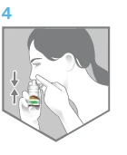 Profilo di una donna che tiene un piccolo flacone vicino al naso, indicando con il dito l'erogatore, con due frecce dirette verso l'alto e verso il basso