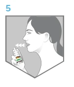 Profilo di una donna che impugna un inalatore vicino alla bocca, con due frecce che indicano la direzione di erogazione del farmaco nella cavità orale e nella gola