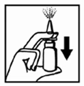 Mano che tiene un flacone con atomizzatore, dal quale fuoriesce una nebbia vaporizzata, con una freccia nera rivolta verso il basso visibile accanto