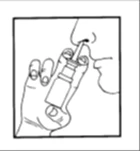 Mano che tiene un piccolo flacone con applicatore, applicando direttamente l'estremità erogatrice all'apertura nasale di una persona in profilo