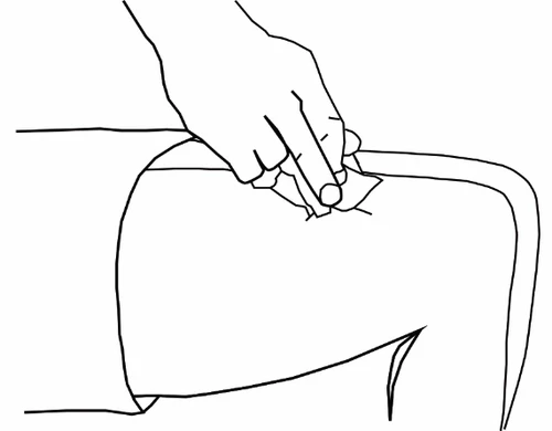 Disegno che raffigura una mano che impugna una siringa e inserisce l'ago a un angolo nella parte superiore della coscia o nella natica di una persona