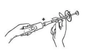 Dos manos sujetando una jeringa, una mano sostiene firmemente el tubo del medicamento, mientras que la otra inserta la punta de la jeringa en la abertura del tubo según indica la flecha