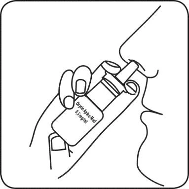 Mano sosteniendo un frasco blanco con la etiqueta Oxyrin Apteo Med 0,5 mg/ml y aplicando su boquilla en la nariz de una persona para la administración del medicamento