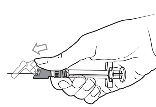 Mano que sostiene la jeringa con aguja, el pulgar presiona sobre la parte superior del dispositivo y una flecha indica el movimiento hacia la izquierda