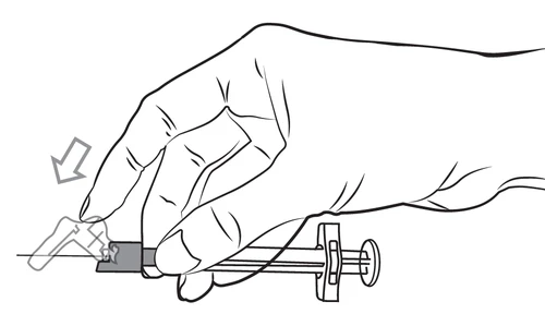 Mano que sostiene la jeringa con aguja, el pulgar presiona el émbolo del dispositivo para administrar el medicamento, según indica la flecha que muestra la dirección del movimiento