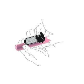 Dos manos sostienen una jeringa rosa con una punta negra, preparando el dispositivo para la administración de un medicamento en una instrucción médica