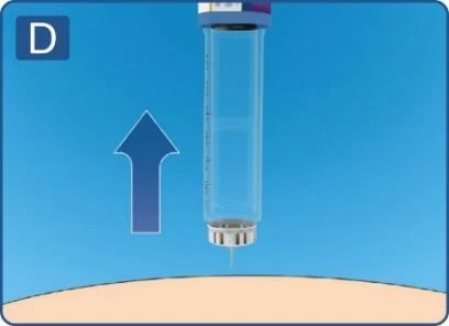 Siringa trasparente con tappo blu posizionata verticalmente sopra la pelle, con freccia blu accanto rivolta verso l'alto su sfondo azzurro