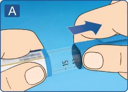 Due mani separano le parti di plastica trasparente di un tubo con indicazioni numeriche 12 e 15, indicando la direzione del movimento con una freccia blu