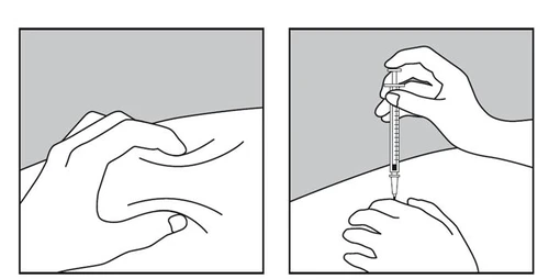 La mano sinistra solleva una piega di pelle, mentre la destra tiene una siringa in posizione verticale, pronta a iniettare un farmaco nello strato sottocutaneo del corpo
