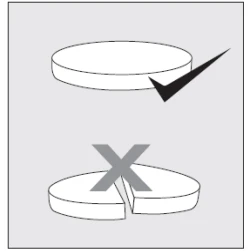 Tableta entera, no dañada, con una marca de verificación negra y una tableta dividida con un símbolo de cruz gris sobre fondo claro