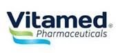 Логотип Vitamed Pharmaceuticals із темно-синьою назвою та двома хвилеподібними лініями зеленого та світло-синього кольорів під текстом