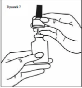Due mani che tengono una fiala di vetro con il farmaco, mentre una mano applica sulla bocca della fiala un tappo di gomma o un componente dell'erogatore per preparare il preparato
