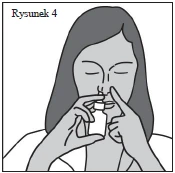 Donna con gli occhi chiusi che tiene un piccolo flacone vicino al naso e utilizza un dito per nebulizzare il contenuto del farmaco all'interno della narice