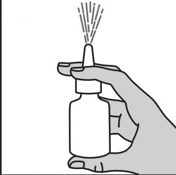 Mano che tiene un flacone bianco con erogatore dal quale esce un getto verticale di goccioline fini verso l'alto