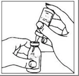 Mani che tengono un flacone di vetro e una pipetta, da cui una goccia di liquido cade nell'apertura del flacone per preparare il farmaco
