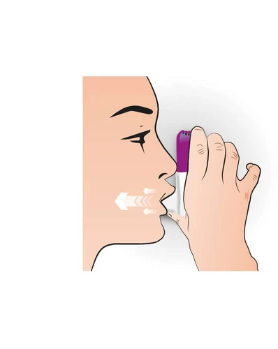 Profilo del volto di una persona che tiene un inalatore bianco-viola vicino alla bocca, con frecce bianche che indicano la direzione dell'inalazione del farmaco attraverso naso e bocca