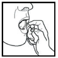 Una mano tiene una piccola compressa e la inserisce direttamente in bocca aperta di una persona per deglutire il farmaco