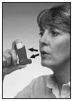 A woman holds the inhaler to her mouth, with black arrows showing the direction of drug release toward her open mouth and nose