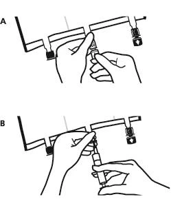 Due schemi in bianco e nero che mostrano mani che impugnano una siringa e la collegano a un tubo in un sistema di fleboclisi in due fasi A e B