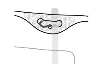 Disegno schematico che mostra un cerotto bianco con una perforazione e un elemento scuro all'interno, posizionato su uno sfondo chiaro con una linea grigia al di sotto
