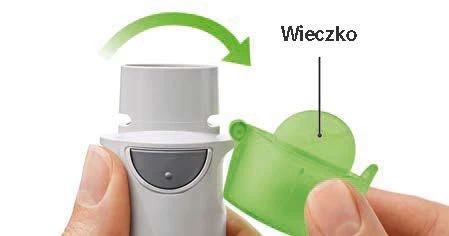 Mani rimuovono il coperchio verde da un dispositivo medico bianco, indicando il movimento di sollevamento mediante una freccia verde e la scritta "Coperchio"