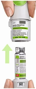 Una mano solleva un dosatore bianco-verde sopra una fiala di vetro contenente il farmaco, indicando con una freccia la direzione di somministrazione del preparato nel contenitore