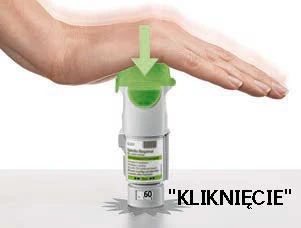 Una mano preme il pulsante verde integrato in un iniettore medico bianco, provocando l'erogazione del farmaco e un clic udibile