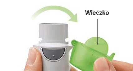 Una mano tiene un dispositivo farmaceutico bianco, rimuovendo il coperchio verde, indicando il movimento di sollevamento del coperchio secondo una freccia verde curva
