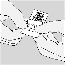 Dos manos sosteniendo y separando un envase blanco de medicamento para abrir un blíster o ampolla, preparándose para la administración