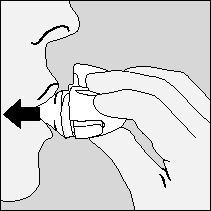 Perfil de una persona sosteniendo un inhalador cerca de la boca, una flecha negra indica la dirección de la inhalación a través del dispositivo médico