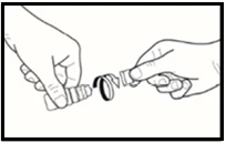 Dos manos sosteniendo dos piezas del envase, acercándolas para unirlas o desenroscar partes del mecanismo