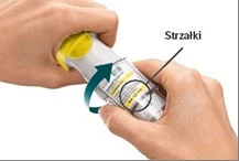 Dwie dłonie trzymają biało-żółty lek w pojemniku, a niebieska strzałka wskazuje kierunek obrotu urządzenia zgodnie z napisem Strzałki