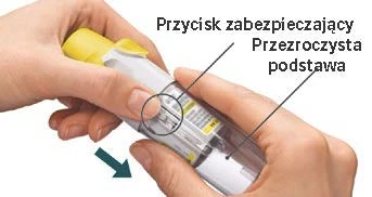 Dwie dłonie trzymają biało-żółty wstrzykiwacz z opisem przycisku zabezpieczającego oraz przezroczystej podstawy i strzałką wskazującą kierunek ruchu