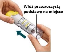 Dwie dłonie trzymające biało-żółty inhalator, jedna ręka mocuje przezroczystą podstawę, wskazują to czarna linia i strzałka oraz polski napis