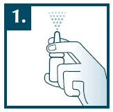 Mano che tiene un atomizzatore bianco, dal quale fuoriesce una nebbia fine del farmaco nebulizzato, accanto un grande numero uno su sfondo blu scuro