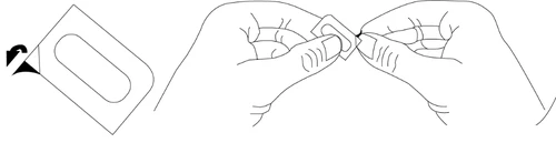 Dos manos abriendo un pequeño paquete rectangular; junto a él, un esquema que muestra cómo doblar y desprender la esquina del envase con una flecha negra indicando la dirección