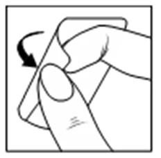 Mano sosteniendo un envase plano, cuyo pulgar y dedo índice doblan la esquina de la cartulina según la flecha negra que indica la dirección del movimiento